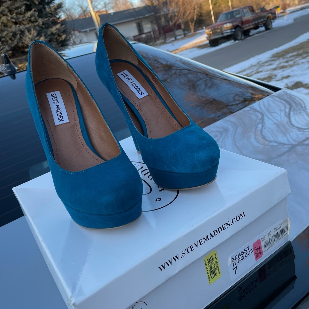 Suede Pumps
